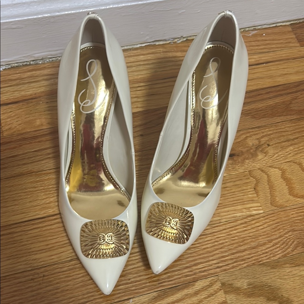 Elegant White Pumps with Gold Accent